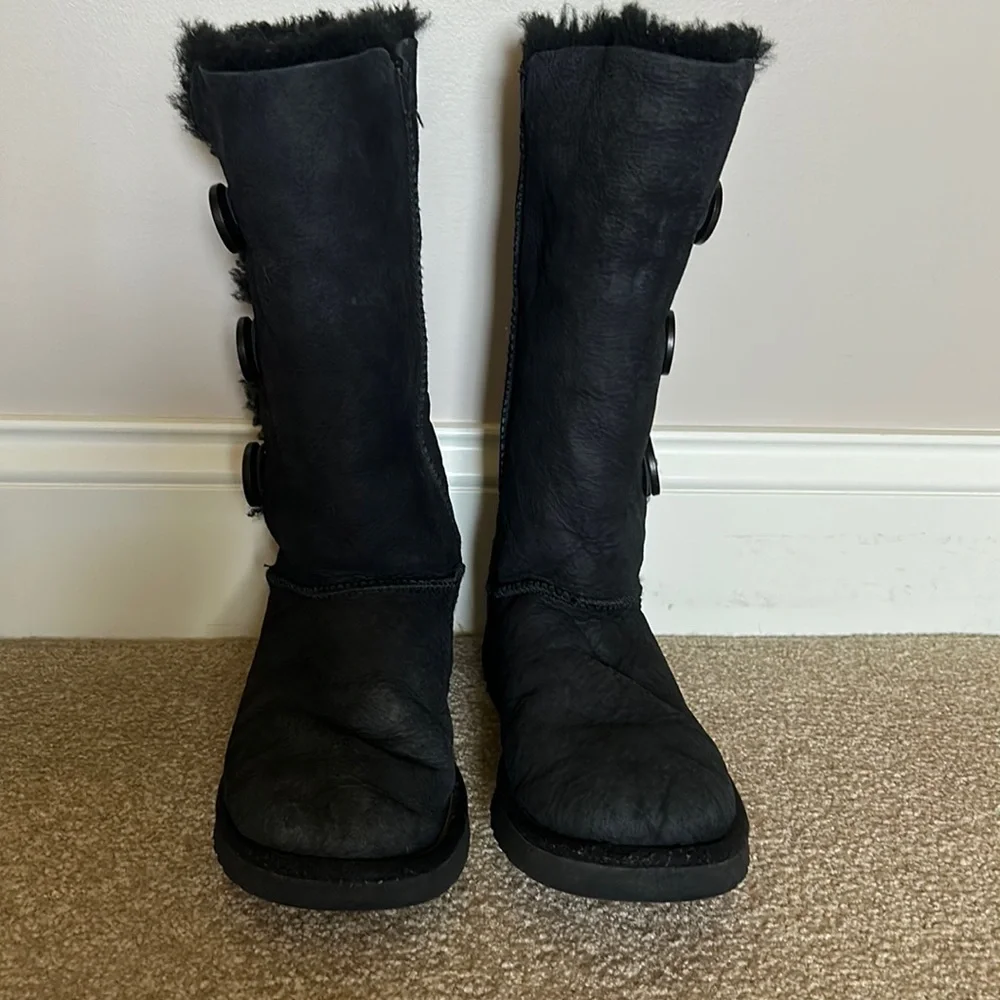 UGG Australia, black triple button Bailey boots - Picture 2 of 5